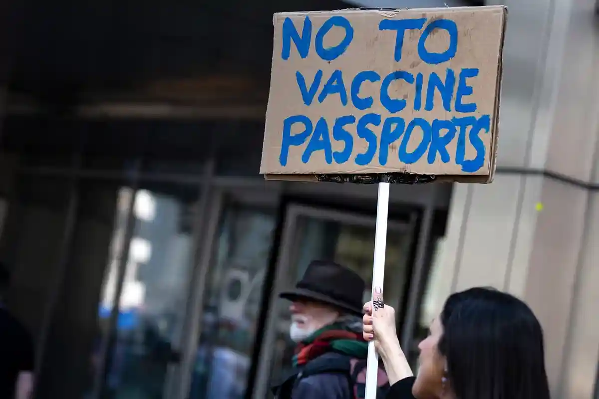 Врачи против обязательной вакцинации. Фото: Loredana Sangiuliano / shutterstock.com