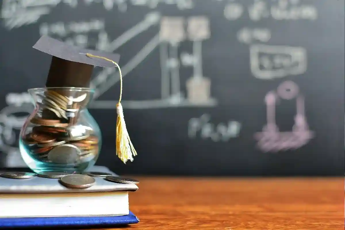 Обязательные ставки по студенческим ссудам должны увеличить на 5%, а пособия — на 20%. Фото: ITTIGallery / Shutterstock.com