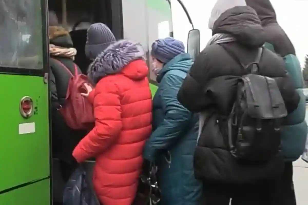 Беженцы садятся в автобусы. Скриншот: телеканал «Россия 1»