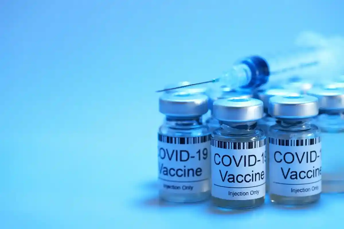 Действие нового закона об обязательной вакцинации ограничили до 31 декабря 2023 года. Фото: TY Lim / Shutterstock.com