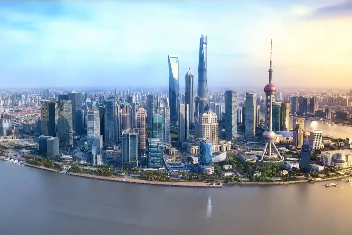 Шанхай с 25 млн населения изолировали. Фото: HelloRF Zcool / Shutterstock.com