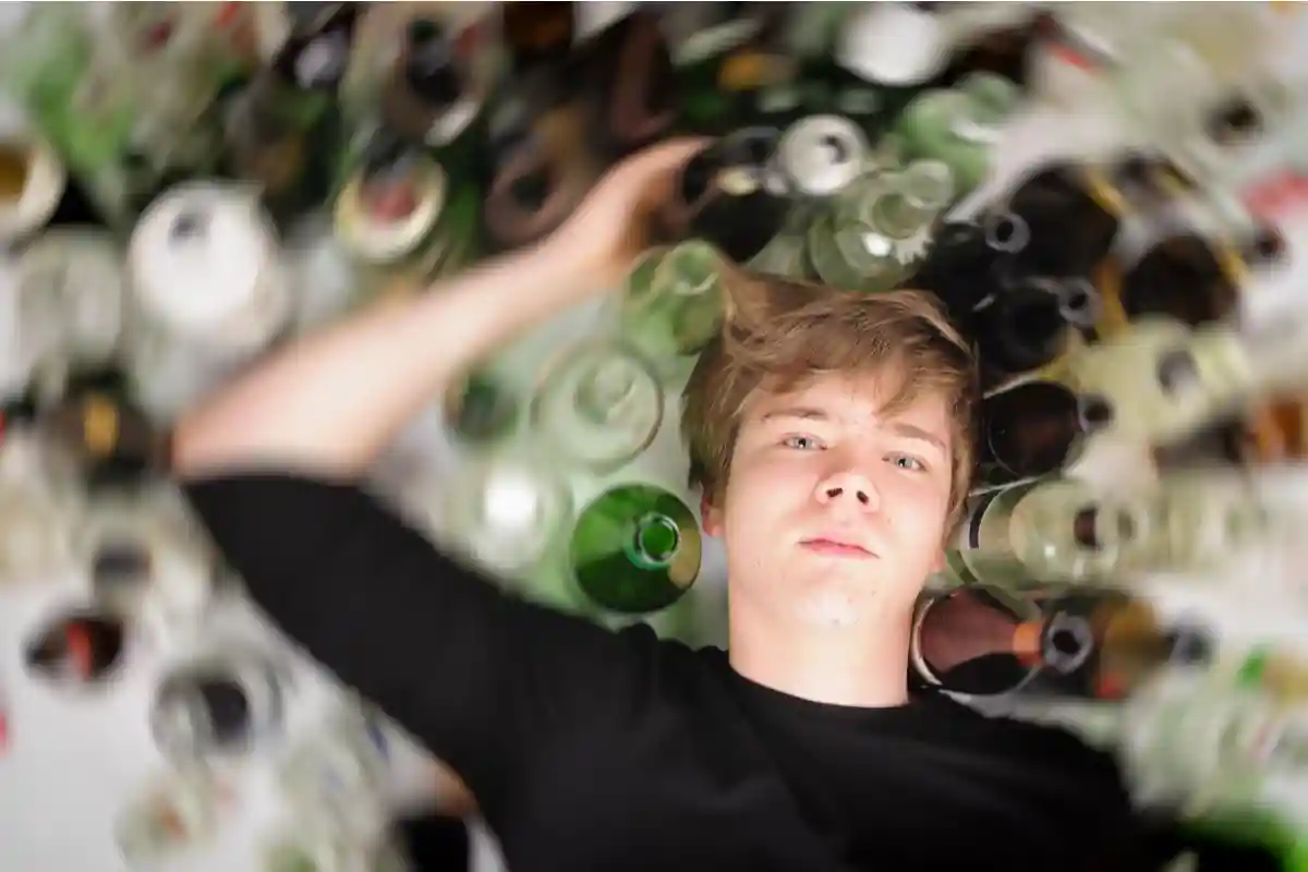 Алкоголизм является заболеванием, справиться с которым сложно в любом возрасте. Но возможно с помощью специалистов Фото: runzelkorn / Shutterstock.com