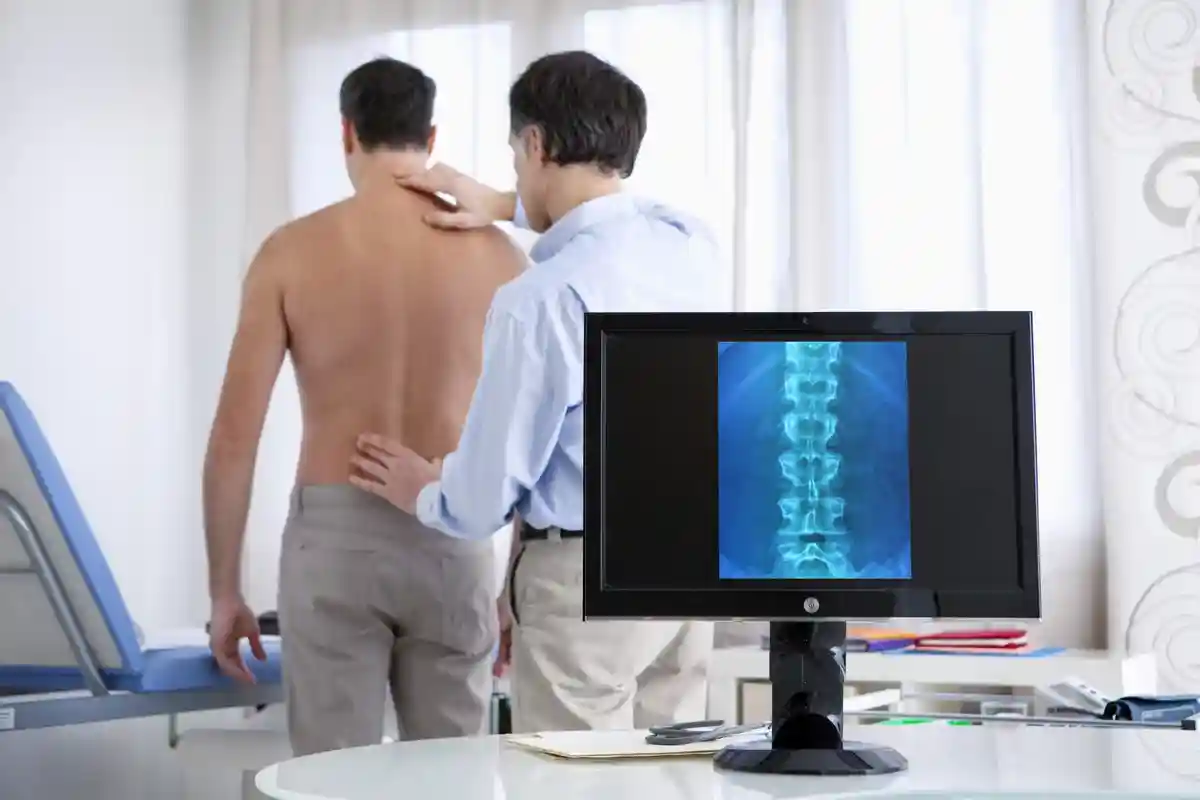 Боли в спине могут быть сигналом начала какой-либо болезни. ОБратитесь к врачу для консультации Фото: Image Point Fr / Shutterstock.com