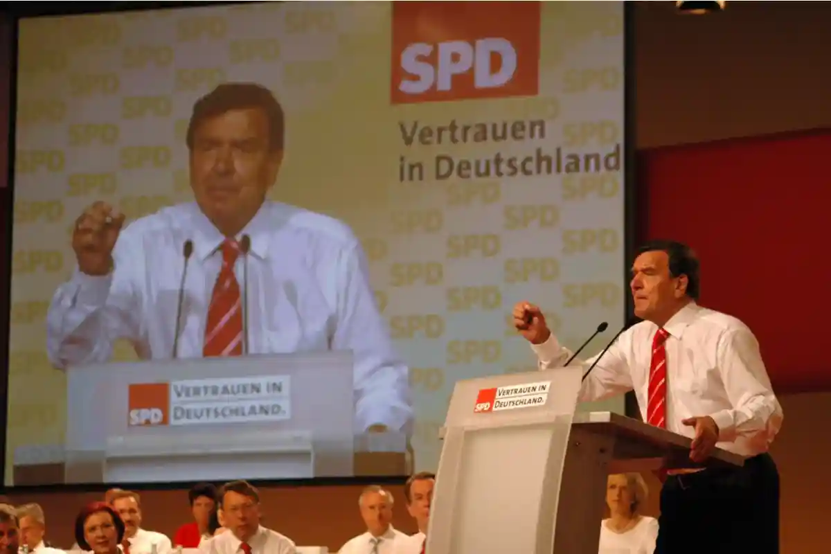Бывший канцлер Германии Герхард Шредер на партийном съезде социал-демократов перед всеобщими выборами в Германии, 2005 год Фото: 360b / Shutterstock.com