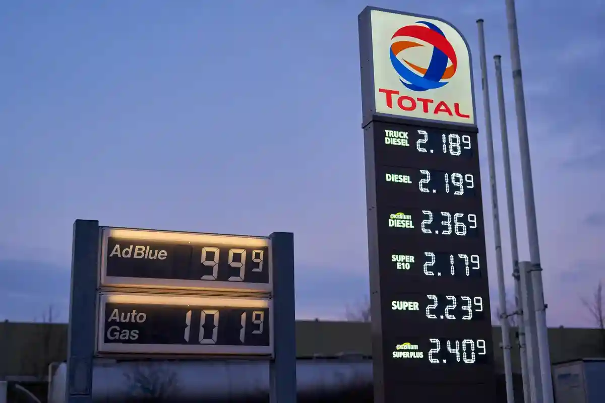 Цены на топливо в соседних с Германией странах. Фото: Jan von nebenan / Shutterstock.com