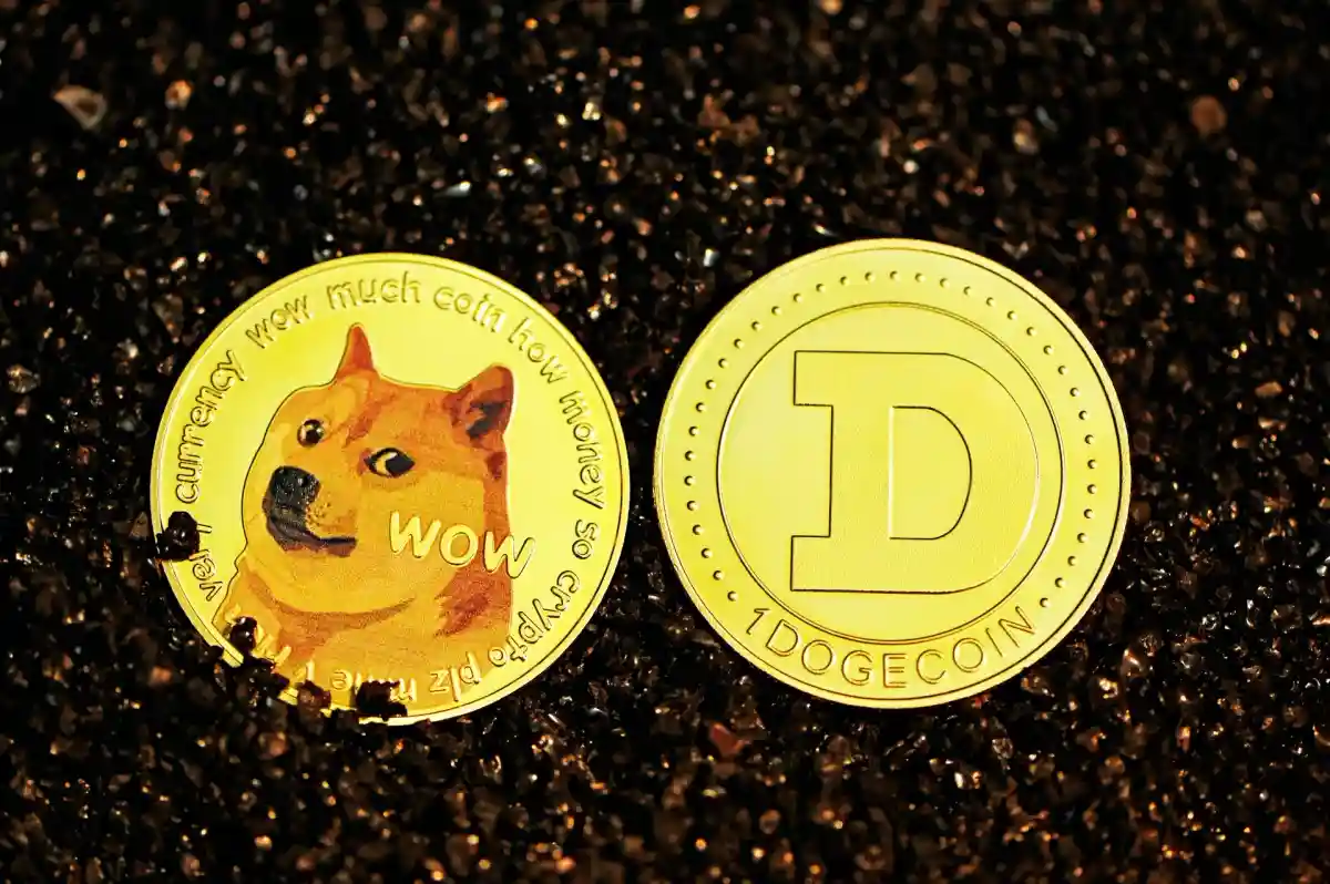 Dogecoin — это криптовалюта-мем, сообщество которой относилось к ней как к некому веселому фантику, но имеющему практическую пользу. Фото: Kanchanara / Unsplash