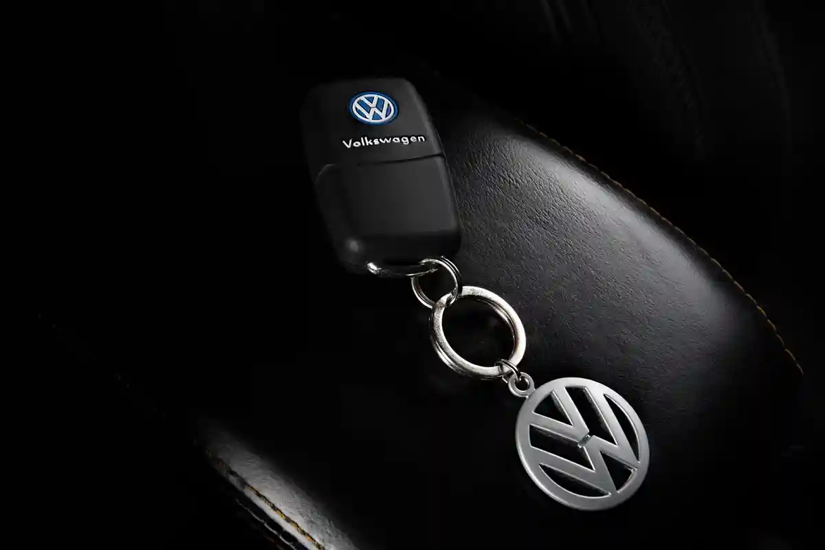 Компания Volkswagen временно приостановила производство на трех своих заводах в северо-восточном китайском мегаполисе Чанчунь. Фото: Streetmetal / Shutterstock.com