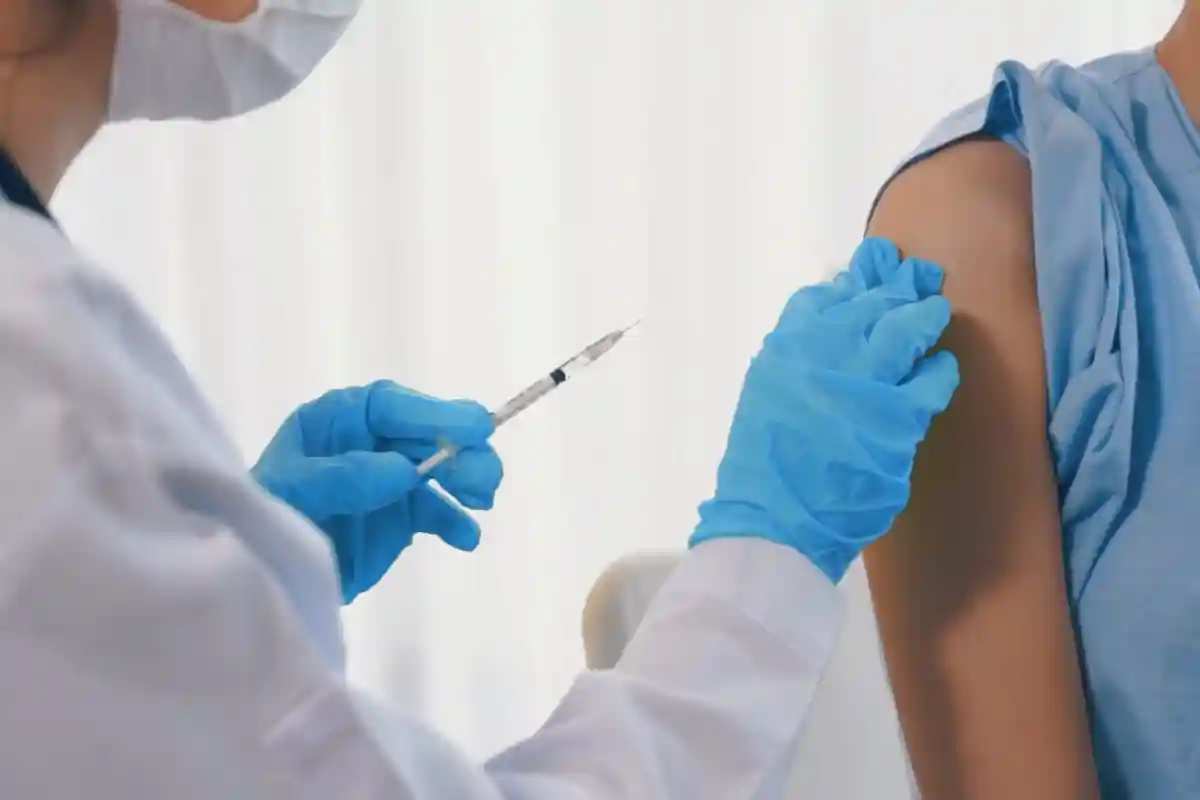Медработники должны были одними из первых сделать прививку от ковида Фото: Blue Planet Studio / Shutterstock.com