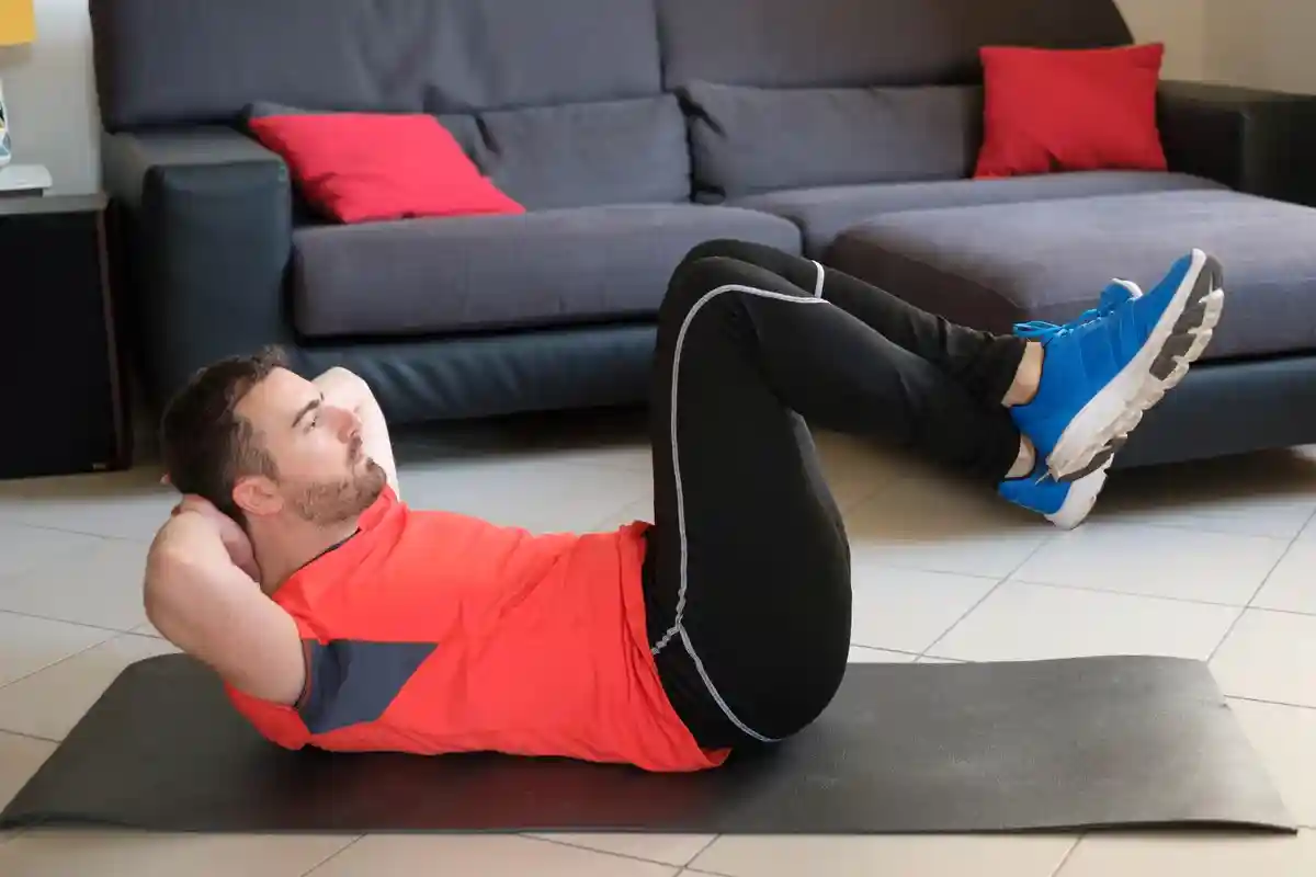 Чтобы похудеть не всегда нужно ходить в зал. Можно обойтись и домашними тренировками Фото: tommaso79 / Shutterstock.com