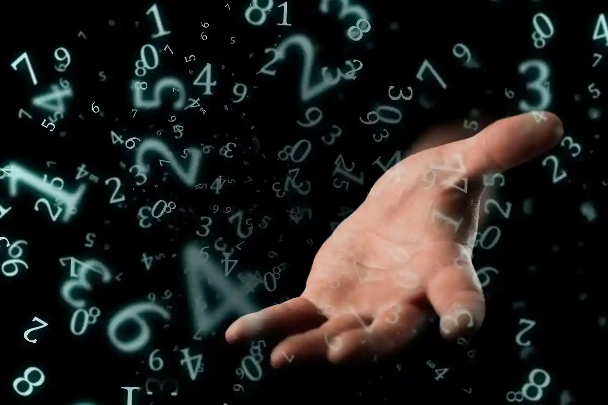 Нумерологи с помощью математических вычислений предсказывают будущее. Фото: Nikolay132 / shutterstock.com