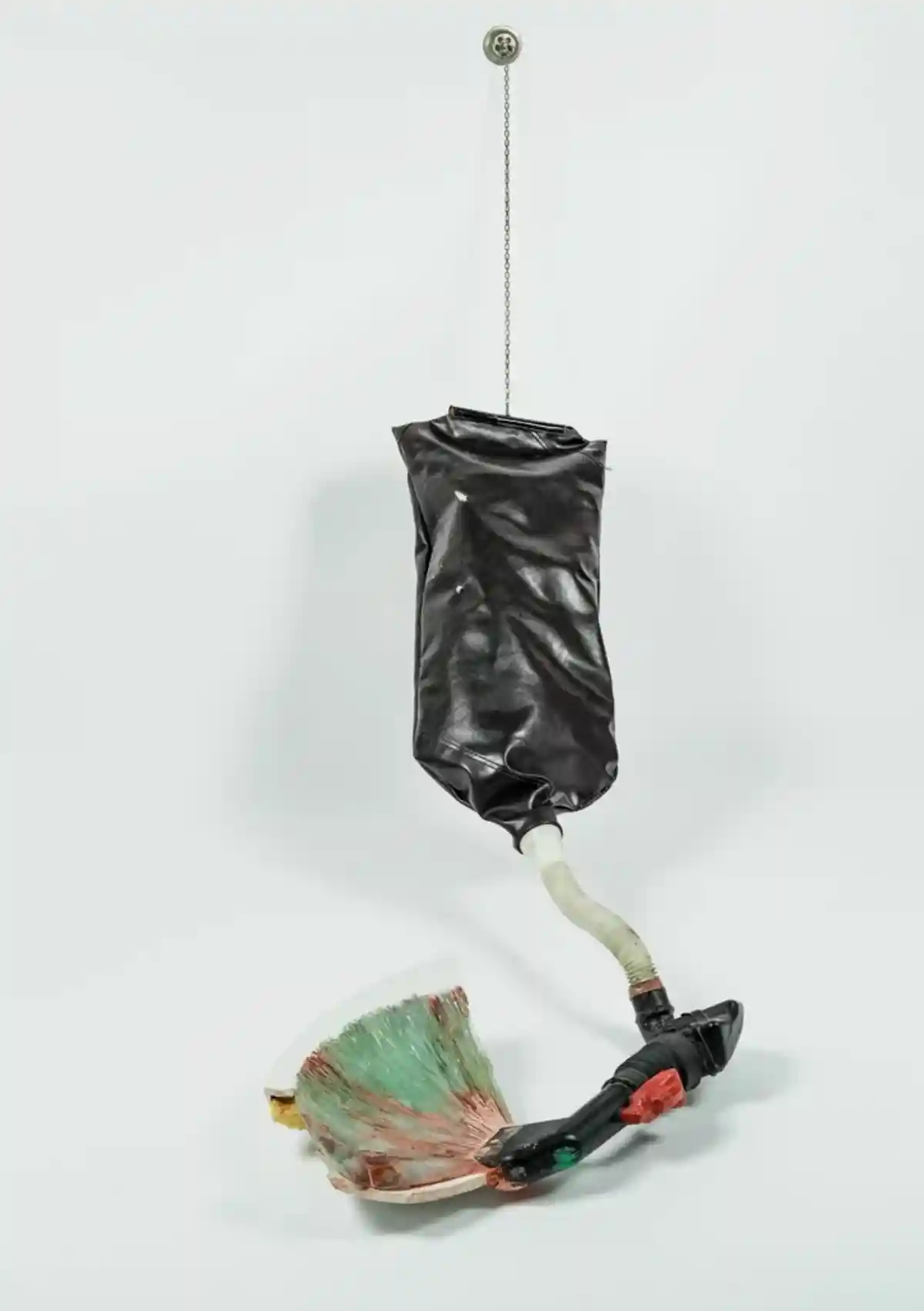 Один из объектов выставки: автор Гейл Матиас, «Уборщица» Фото: Rod Gonzalez / coburger-glaspreis.de