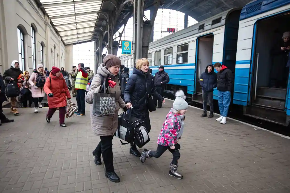Отправка поездов с украинскими беженцами из Польши. Фото: Ruslan Lytvyn / Shutterstock.com