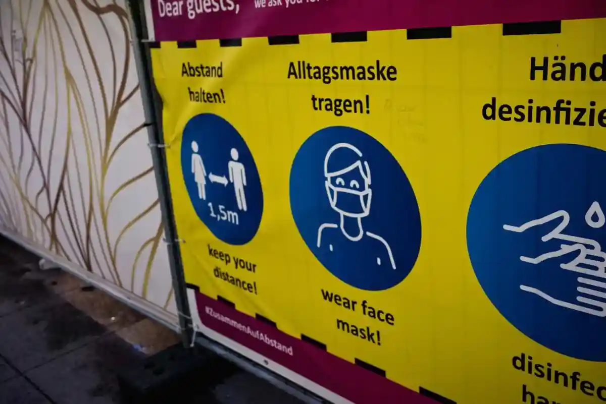 Плакат о необходимости соблюдать ограничения в борьбе с коронавирусом Фото: Aleksejs Bocoks / aussiedlerbote.de
