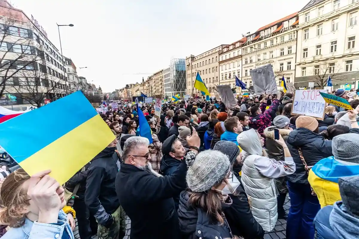Тысячи россиян вышли на антивоенный митинг в Праге