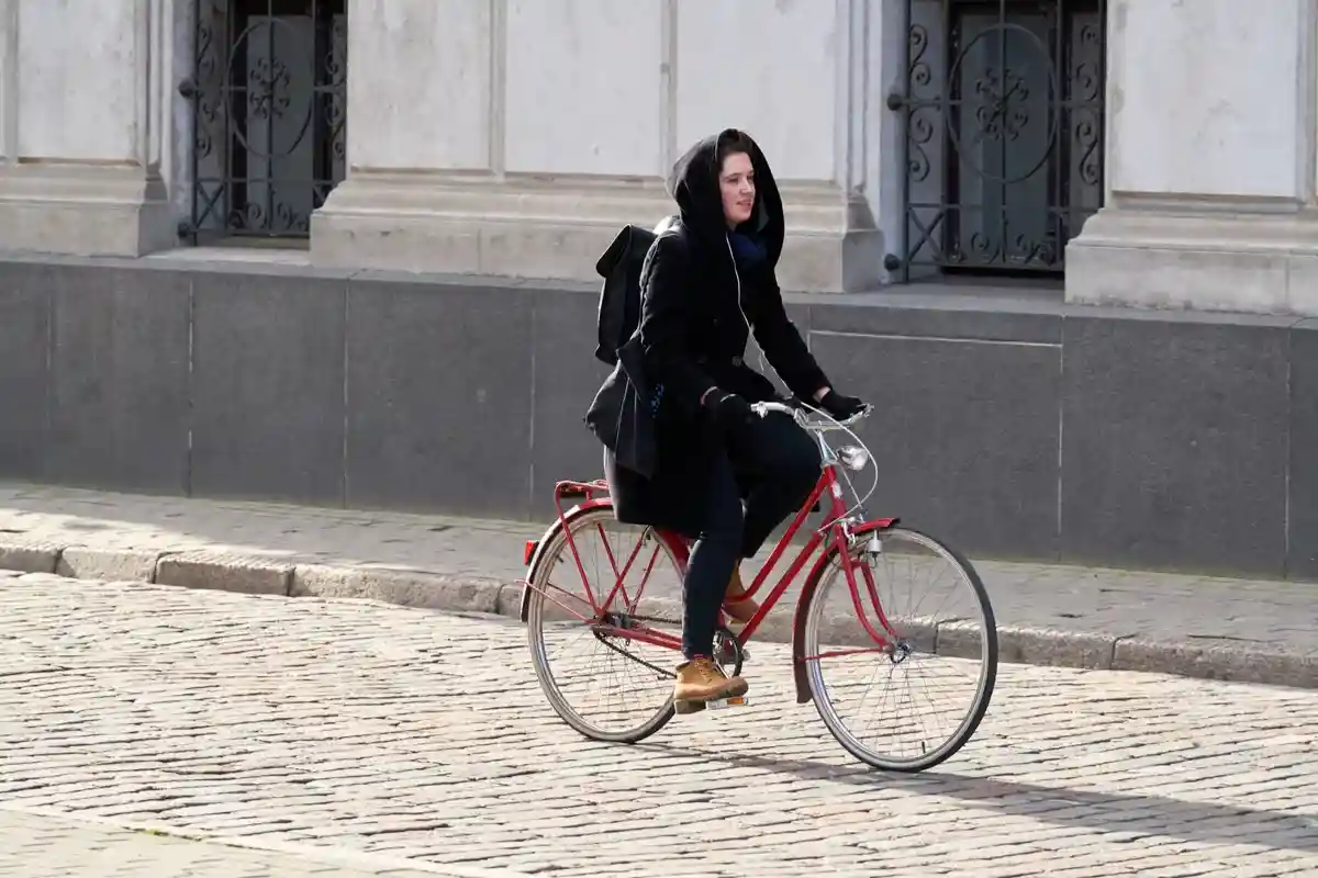 Представители берлинского центра информации о дорожн­ом движении призывают людей передвигаться с помощью велосипе­дов или общественного транспорта. Фото: OlegRi / Shutterstock.com