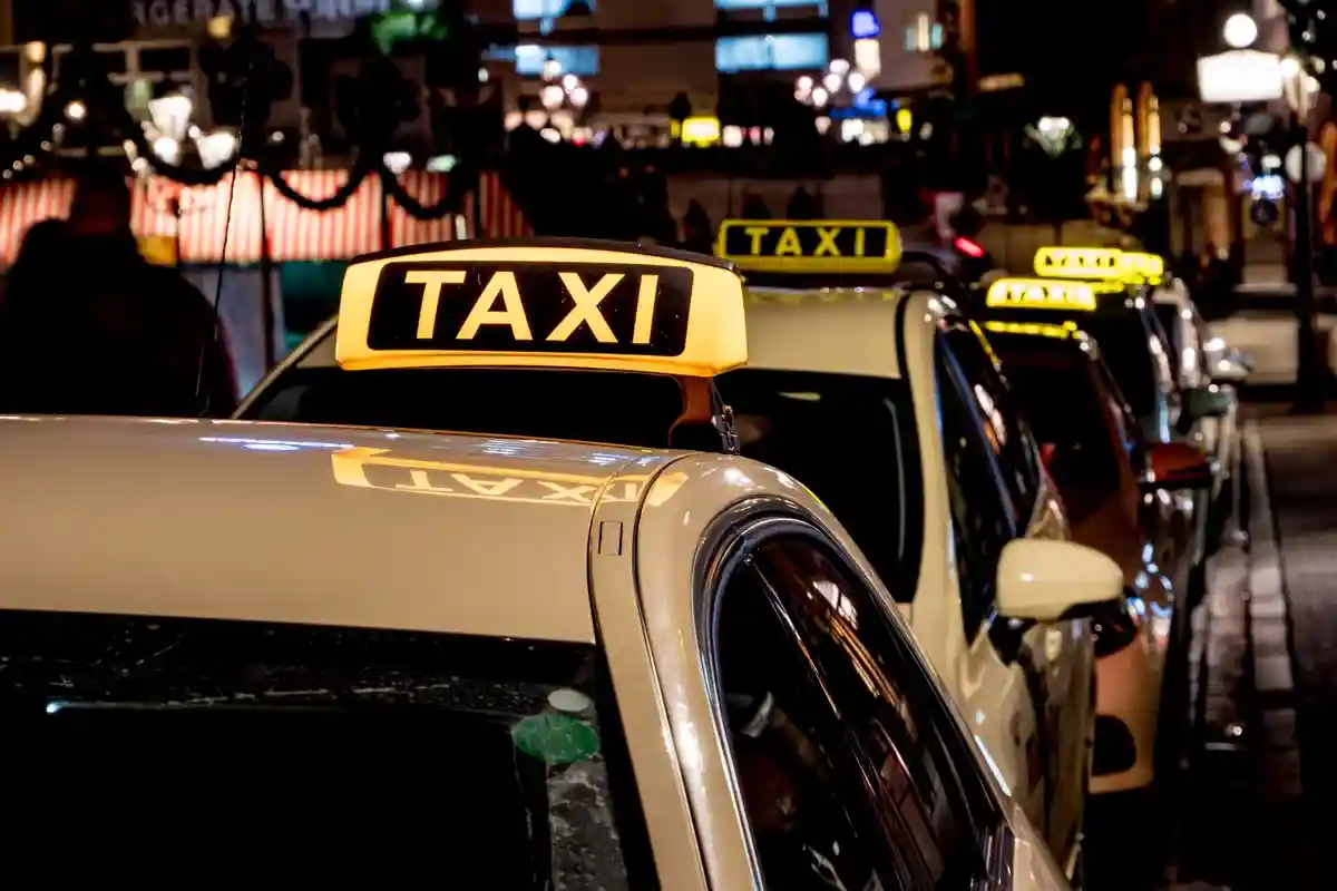 Работа таксистом в Германии. Фото: Animaflora PicsStock / Shutterstock.com