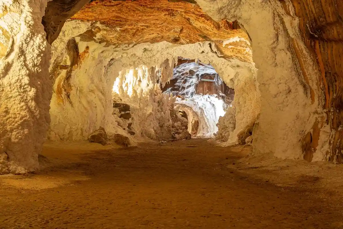 Солевая пещера в Испании. Фото: Roman Belogorodov / Shutterstock.com 
