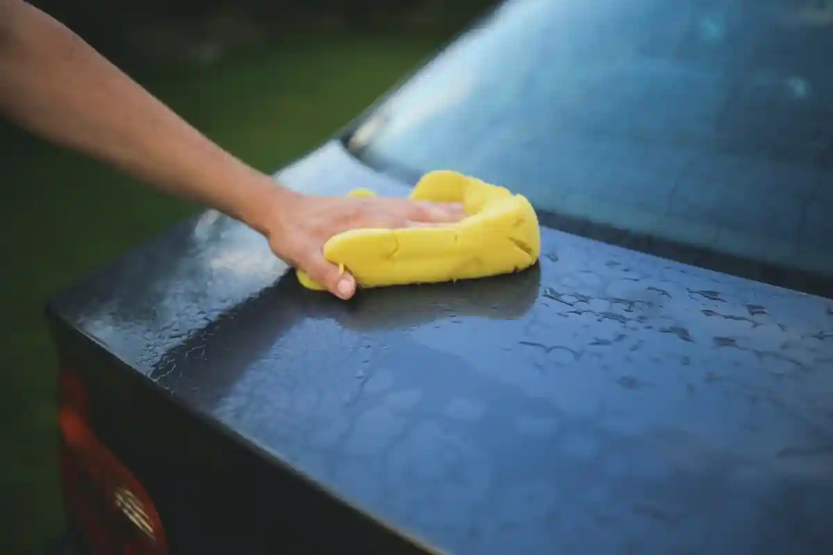 Специалисты не рекомендуют сразу протирать пыль губкой или тряпкой. Это может оставить следы на краске автомобиля Фото: Kaboompics .com / Pexels.com