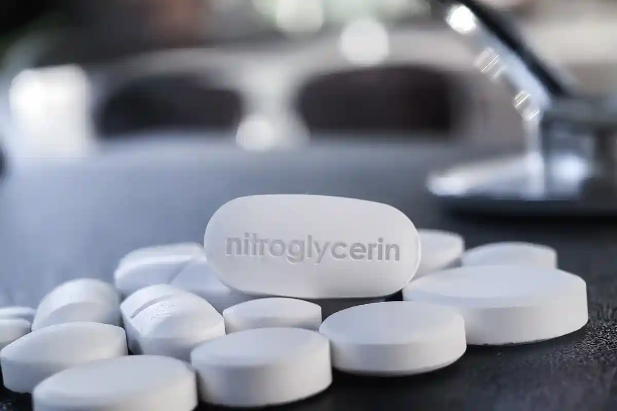 Таблетки с нитроглицерином — мощное сосудорасширяющее лекарство, используемое для лечения сердечных заболеваний, таких как стенокардия и хроническая сердечная недостаточность Фото: Sonis Photography / Shutterstock.com