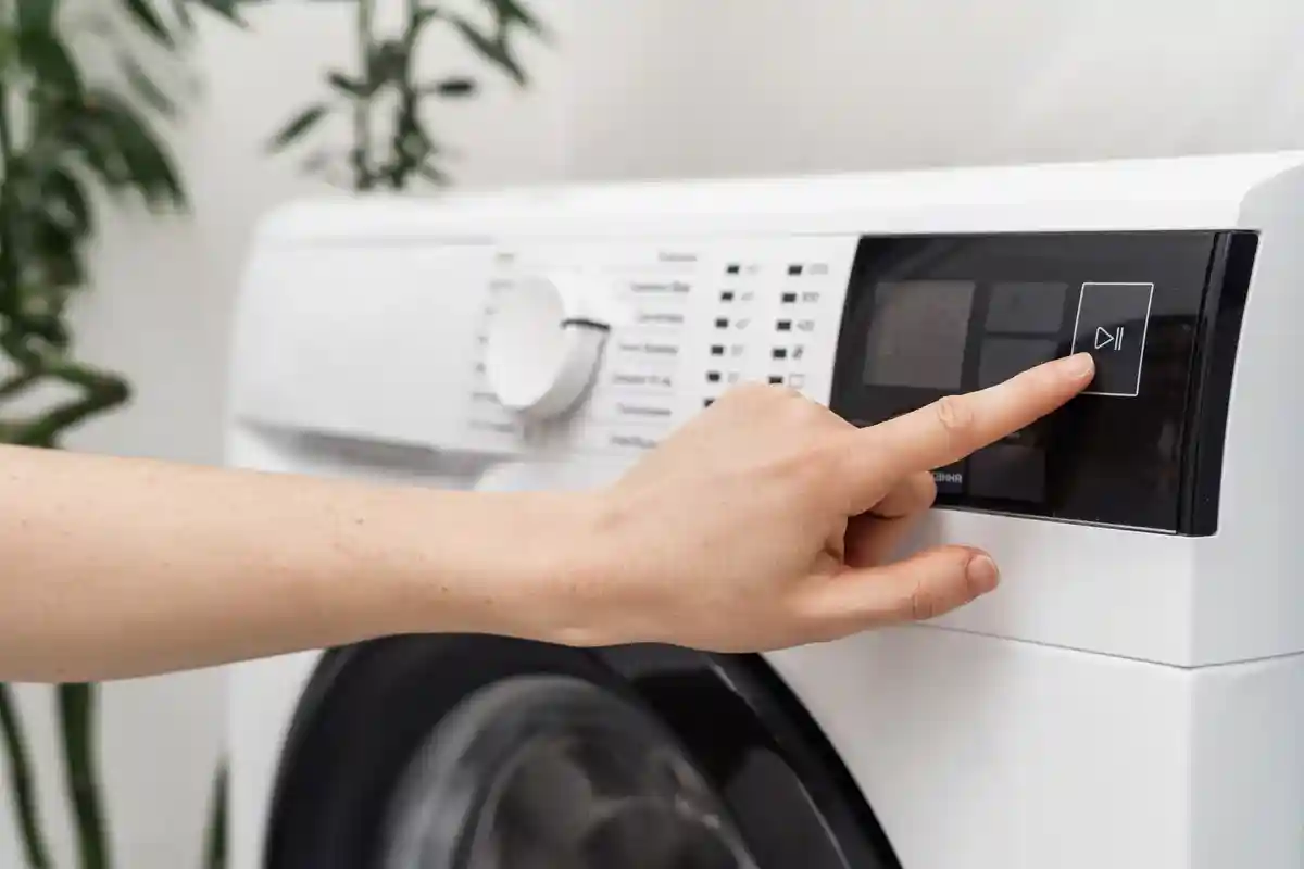 В часы отдыха запрещено включать стиральную машину, если она установлена в квартире. Фото: brizmaker / Shutterstock.com