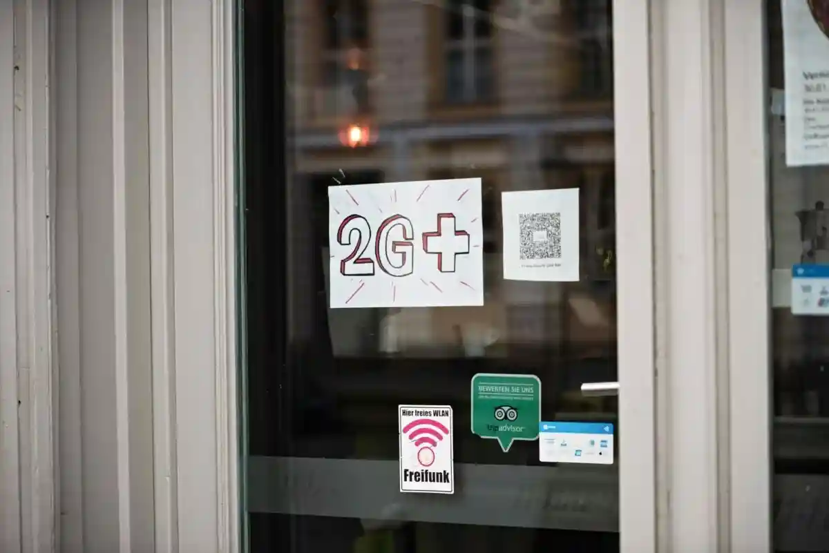 Вывеска о «Правиле 2G+» на двери Фото: Aleksejs Bocoks / aussiedlerbote.de