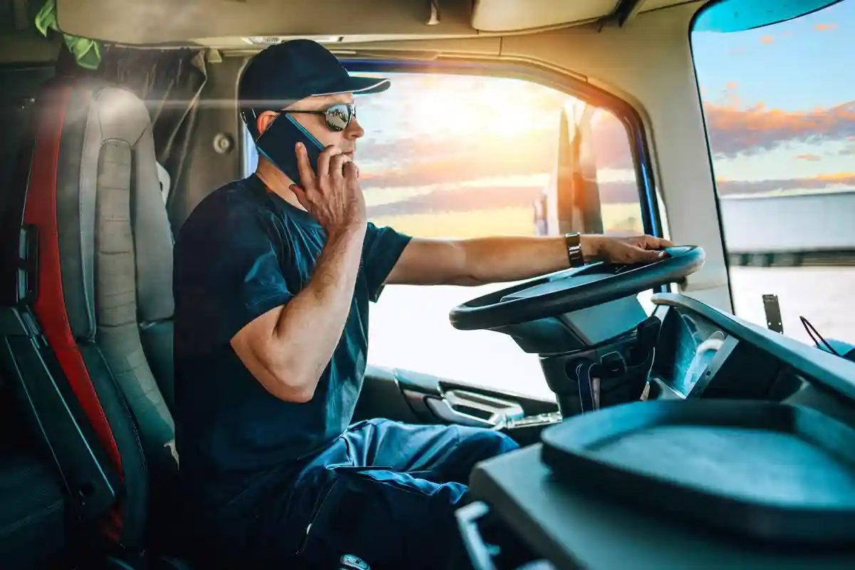 За использование вод­ителем мобильного те­лефона или автомобил­ьного телефона налаг­ается штраф в размере 100 евро и 1 балл во Фленсбурге. Фото: DuxX / Shutterstock.com