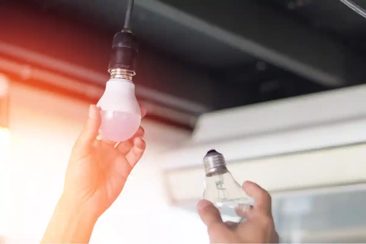 Замена ламп позволит сэкономить до 90% электроэнергии. Фото: BlurryMe / Shutterstock.com