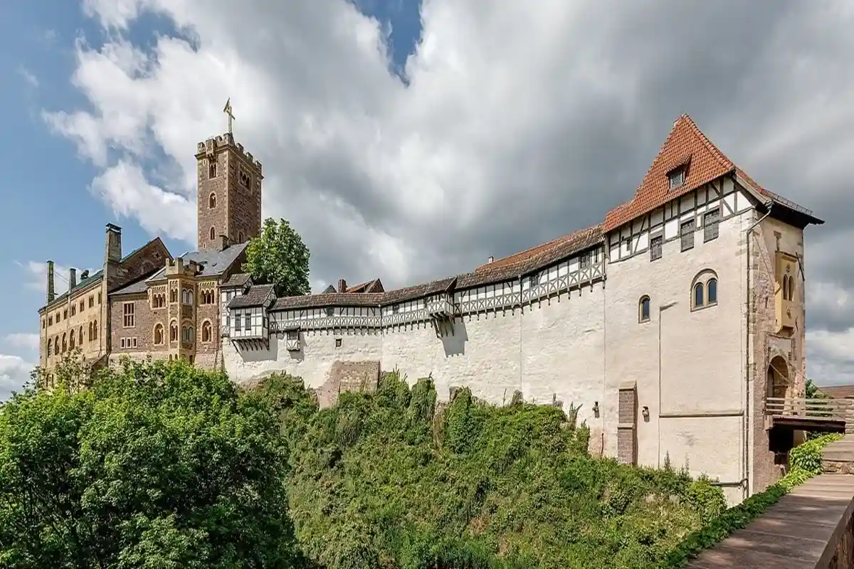 Вид на замок Вартбург в городе Айзенах с восточной стороны. Фото: CEphoto / wikimedia.org
