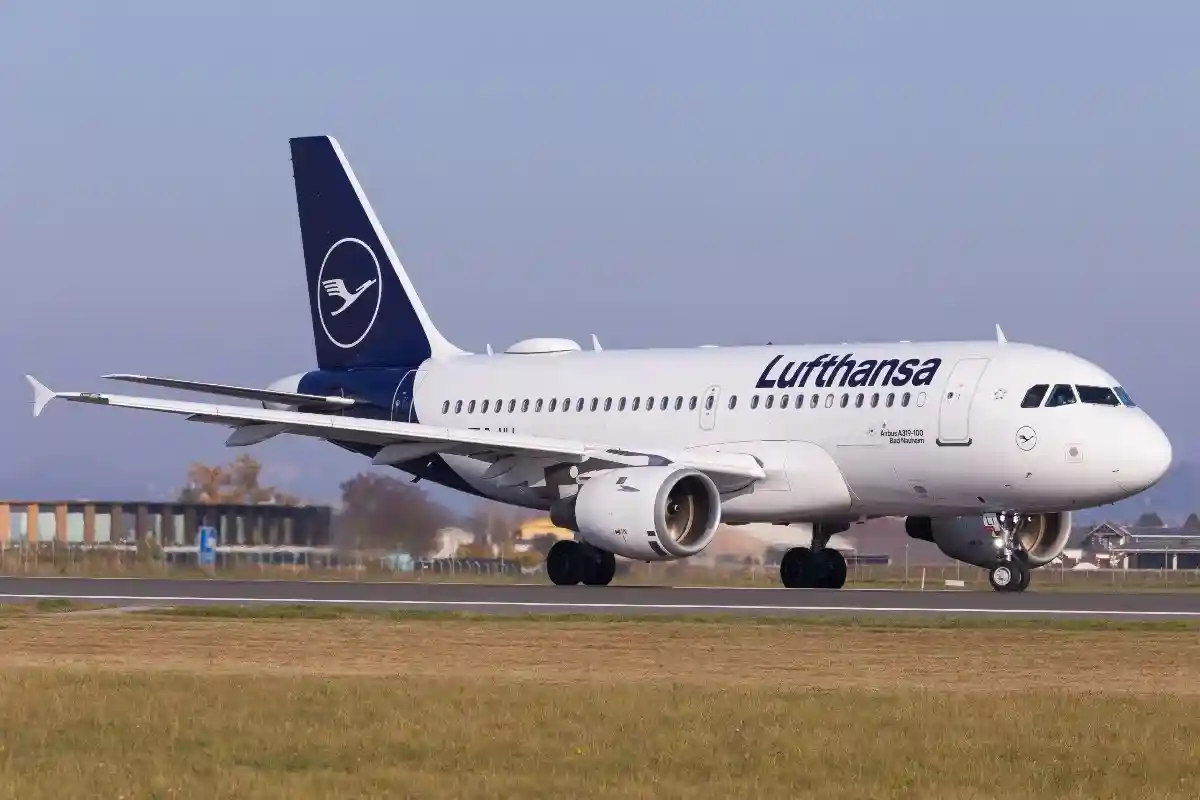 Национальный авиаперевозчик Германии Lufthansa уже обсуждает идею повышения цен на билеты из-за роста цены на нефть и растущих сборов в аэропортах за проверки безопасности. Фото: Wirestock Creators / Shutterstock.com