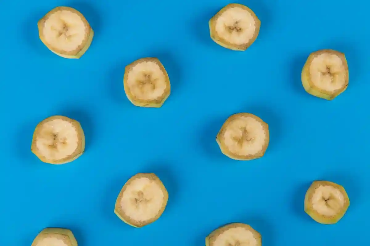 В банане много клетчатки, которая надолго устраняет чувство голода. Фото: Alexandr Podvalny / Pexels.