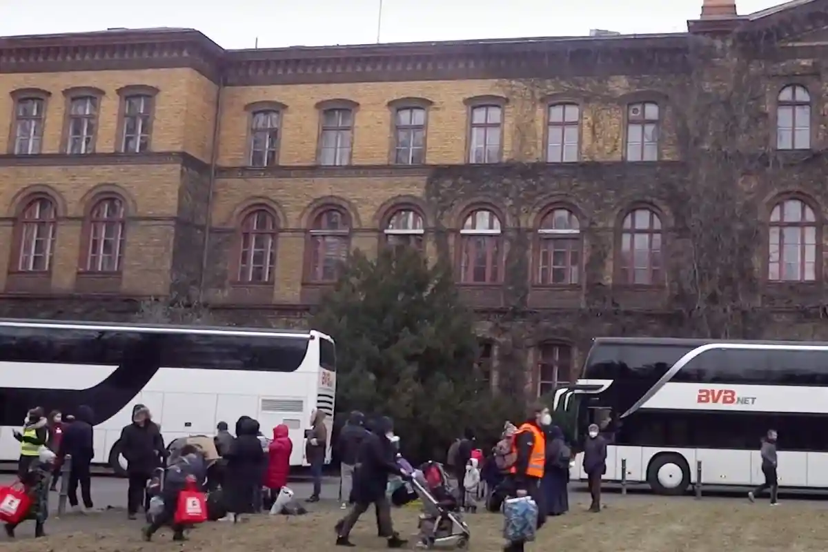 Как встречают беженцев в Берлине? Фото: aussiedlerbote.de/