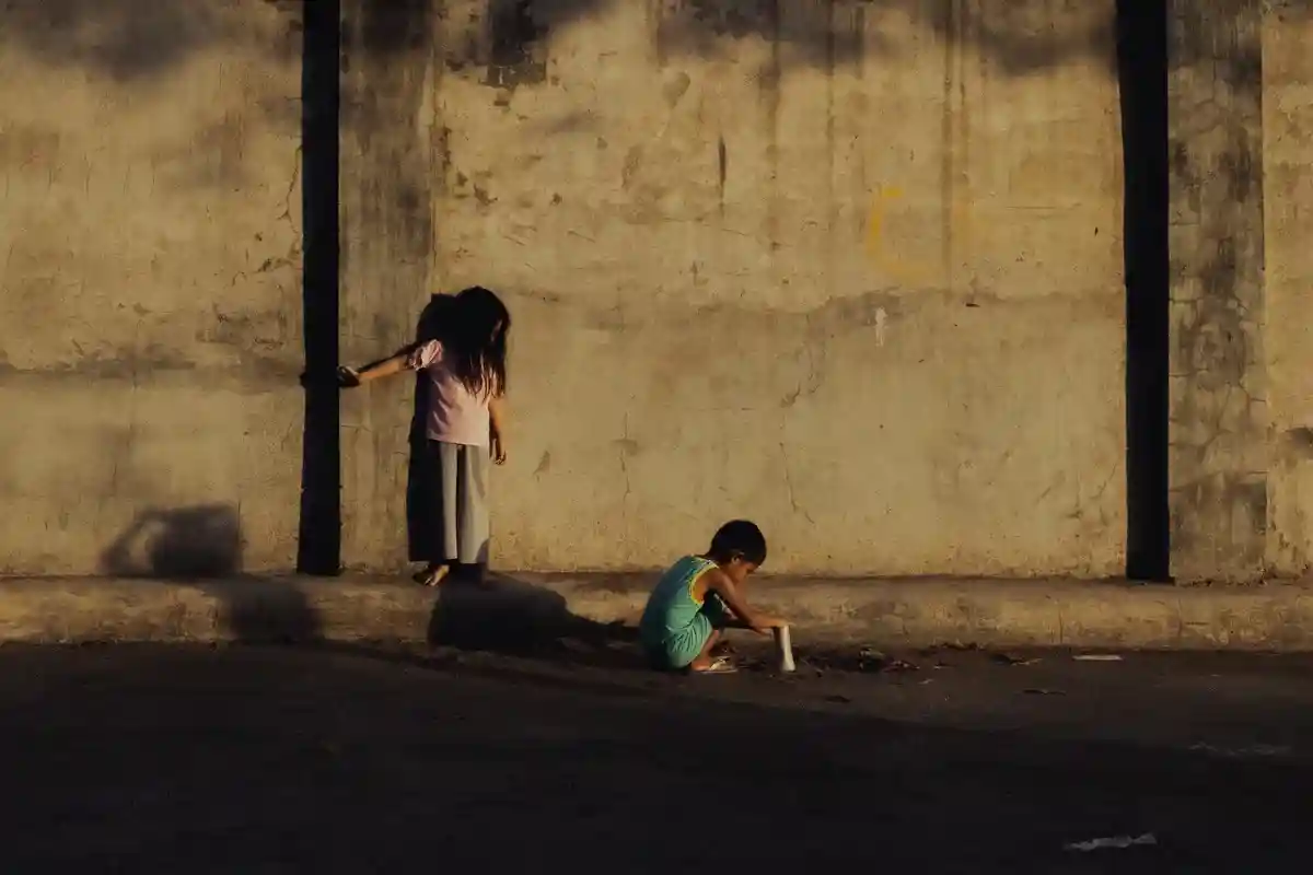 Дети играют около стены. Фото: Eman Genatilan / Pexels.com