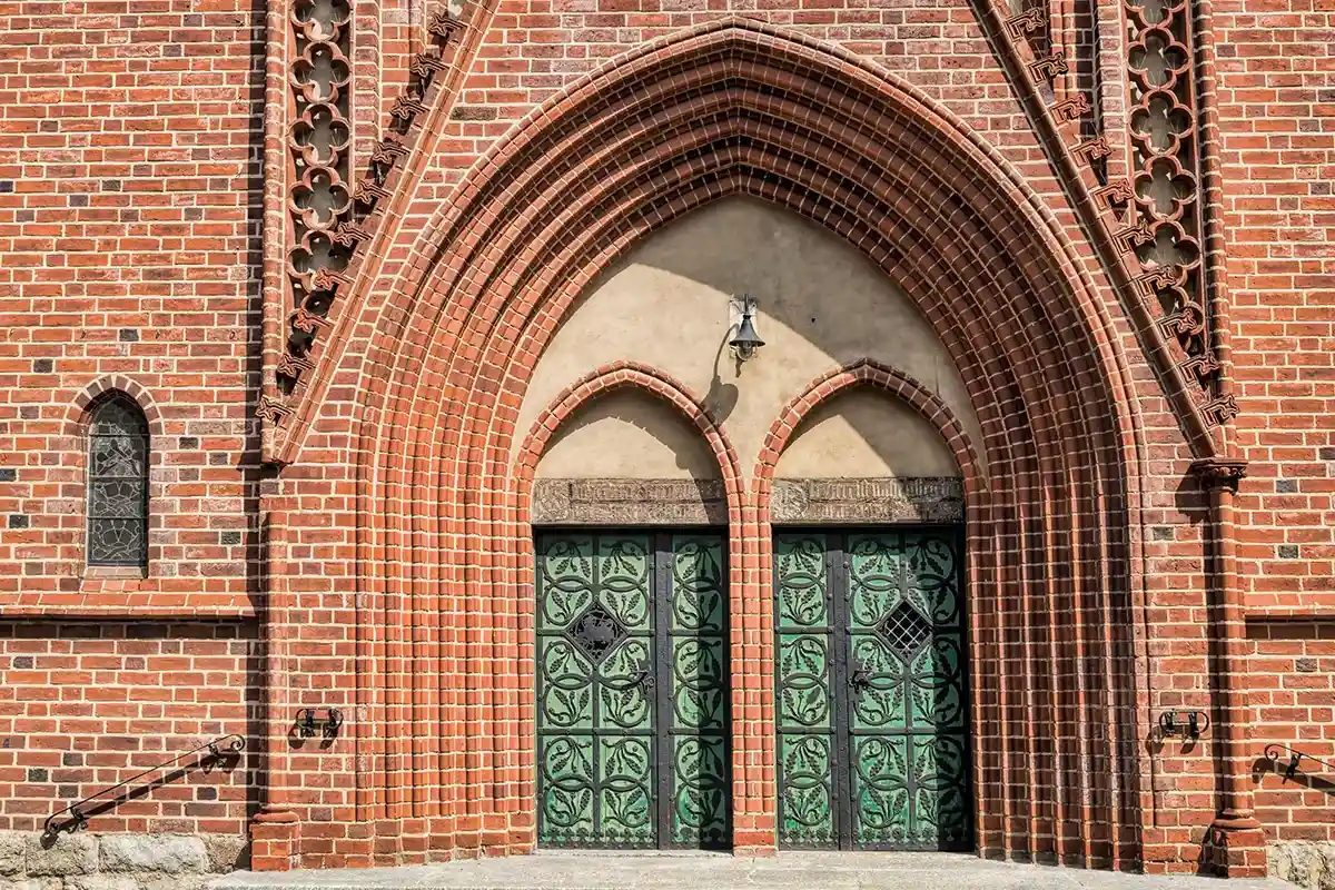 Портал церкви Святого Антония. Церковь – посещаемое туристами место. Фото: shutterstock.com