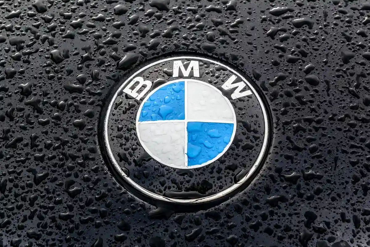 BMW останавливает производство в России автомобилей, которое находится в Калининграде.