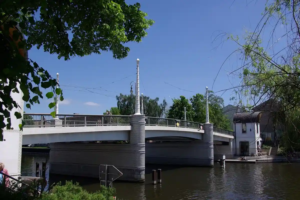 Если далее следовать по улице Hauptstrasse, попадаешь на набережную, где открывается взору еще одна знаменитая достопримечательность — Тысячелетний мост, построенный в честь 1000-летнего юбилея Бранденбурга в 1929 году. Можно перейти мост и отправиться на изучение Старого города. Фото Wikimedia