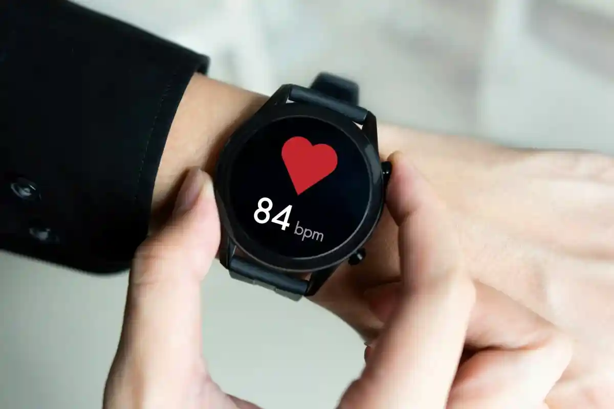 Темнокожие пользователи смарт-часов получают неточные данные о частоте сердечных сокращений