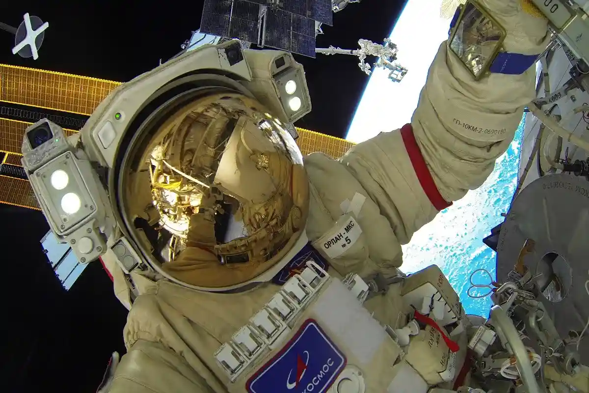 Астронавт США и космонавты из России вместе летят с МКС на «Союзе»