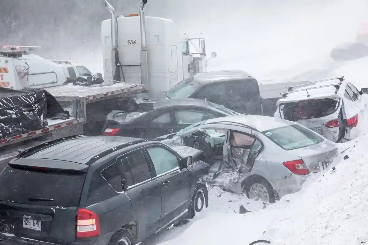 На заснеженной трассе в Пенсильвании столкнулись более 40 машин