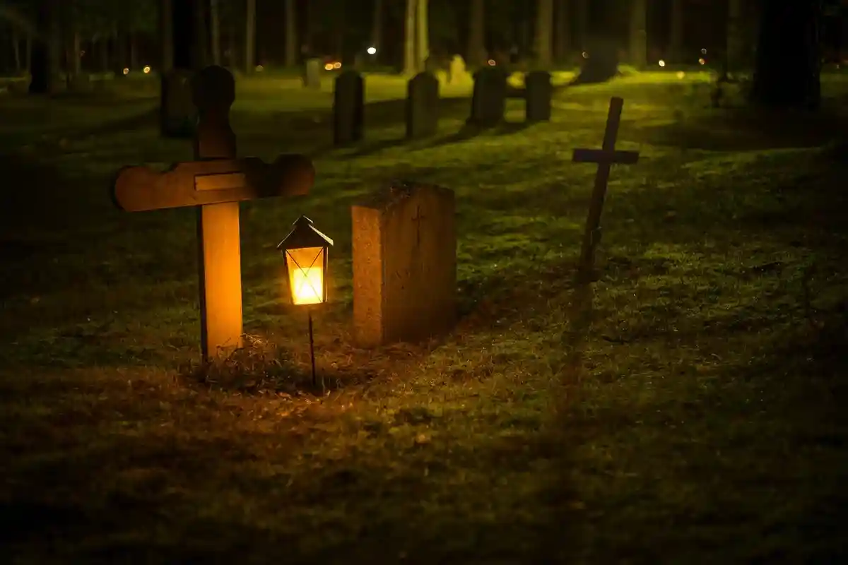В День всех святых на кладбище зажигают огни. Фото Micael Widell / Pexels.com