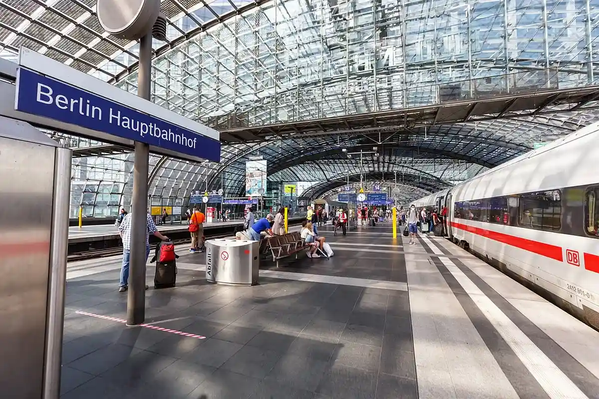 Deutsche Bahn (DB) помогает беженцам из Украины продолжить свое путешествие в Германию. Markus Mainka / shutterstock.com 