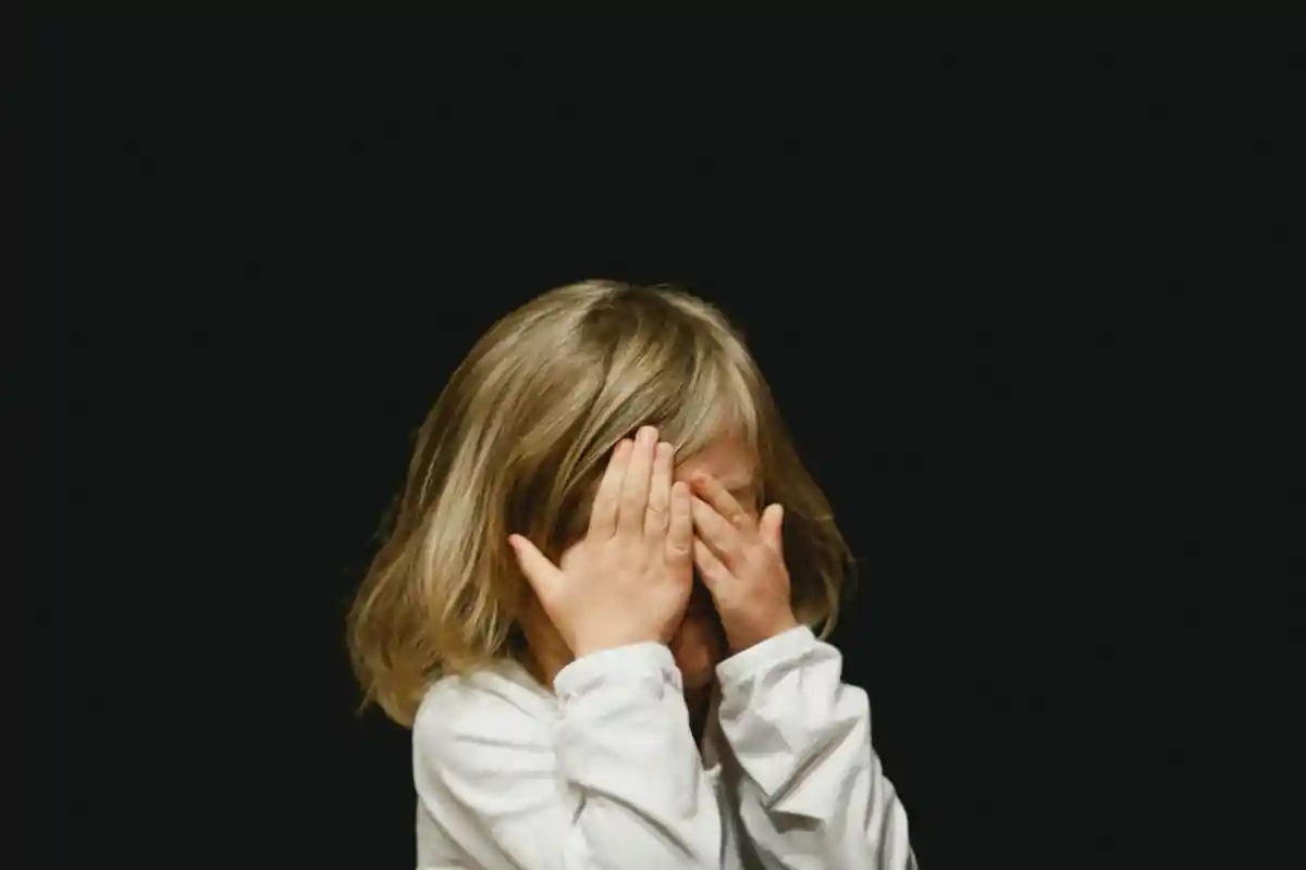 Часто постоянное чувство вины появляется еще в детстве. Фото: Caleb Woods / Unsplash.com