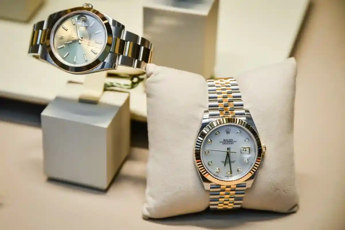 Швейцарский производитель часов Rolex приостановит экспорт своих товаров на территорию России. Фото: Casimiro PT / Shutterstock.com