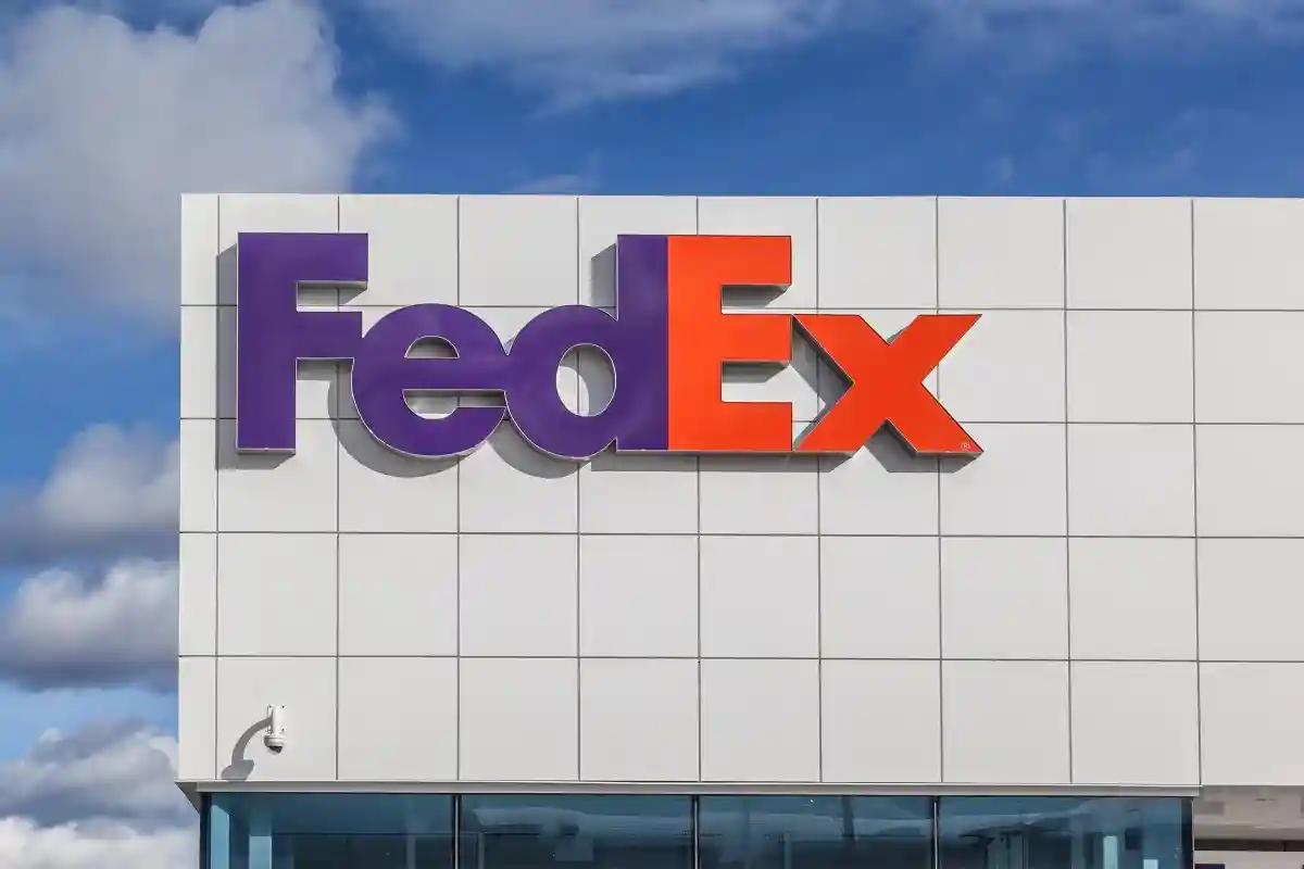 Изначально FedEx доставляла посылки и документы в пределах США с помощью 389 сотрудников и 14 небольших самолетов.