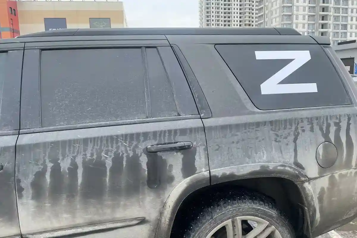 Буква Z на стекле гражданского автомобиля в России. Фото: pikabu.ru