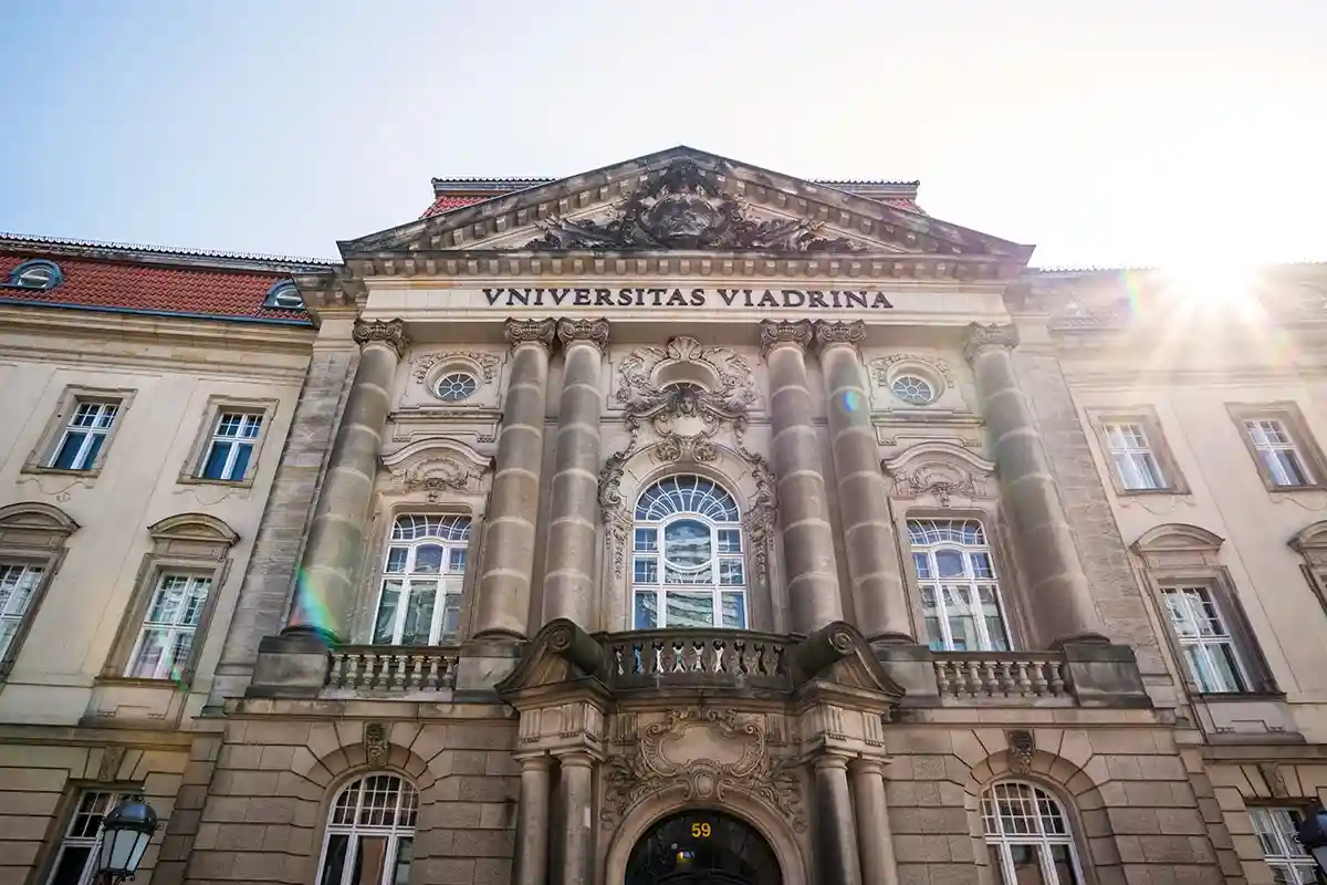 Университет Виадрина. Фото Tobias Arhelger
