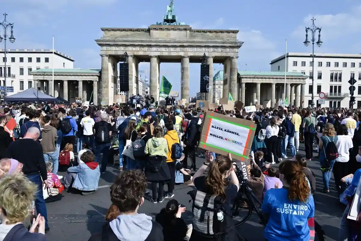 Экоактивисты у Бранденбургских ворот. Фото: Aleksejs Bocoks / aussiedlerbote.de
