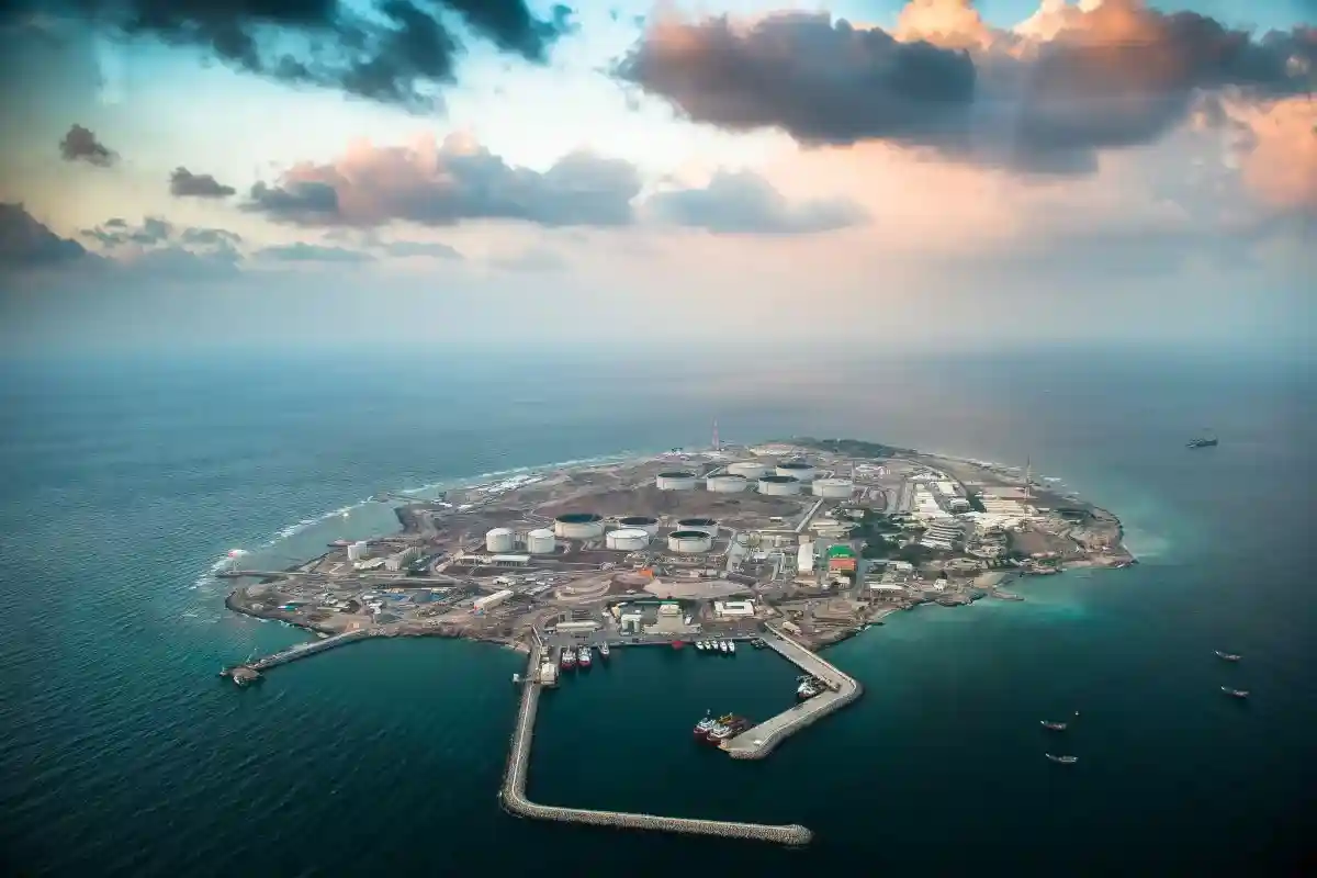 Добыча газа на острове Халул, Катар. Фото: ebonyeg / shutterstock.com