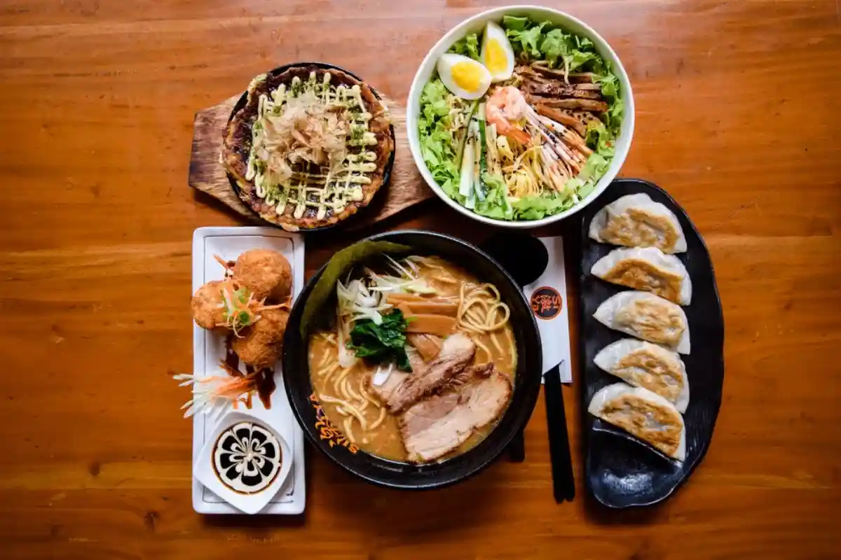 Ресторан Golden rice это не только суши. Фото: hijodeponggol / Shutterstock.com