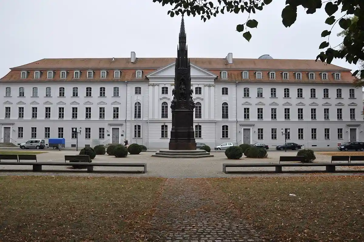 В главном корпусе Университета, построенном в стиле барокко, проводят экскурсии. Фото AMB 