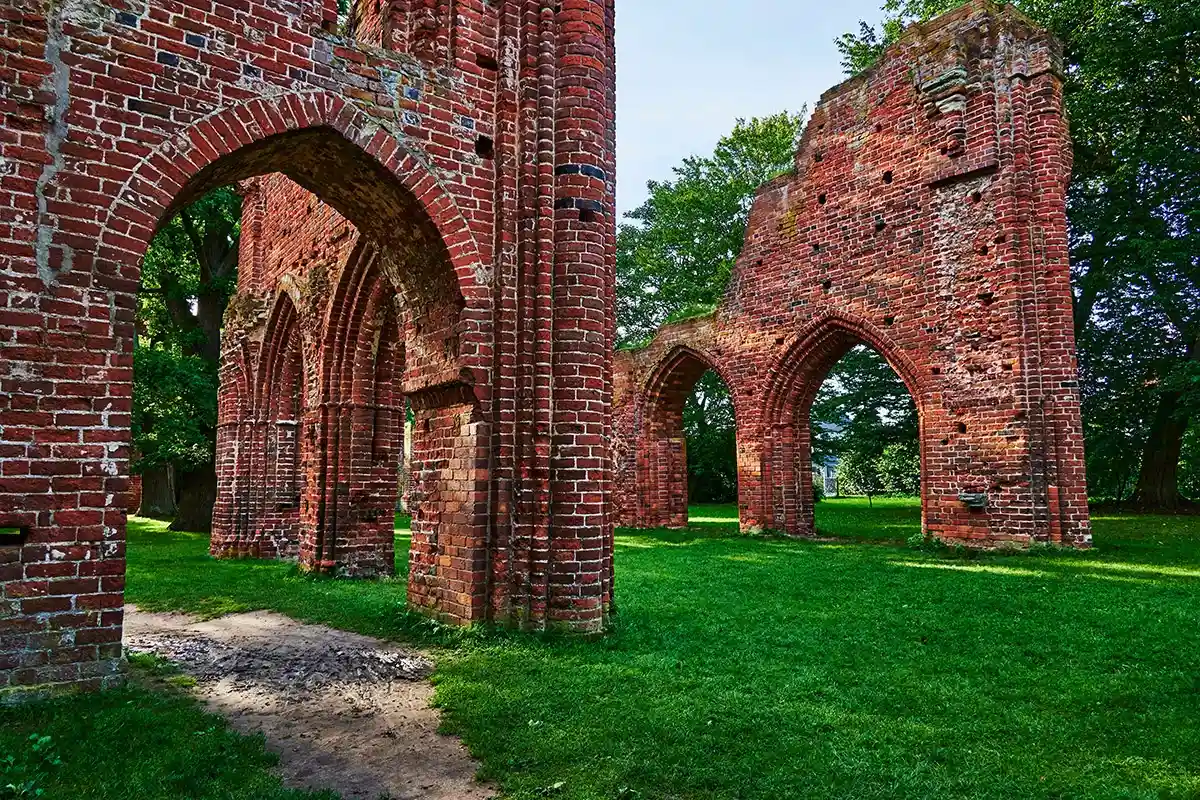 Руины средневекового монастыря в городском парке. Фото Mickis-Fotowelt
